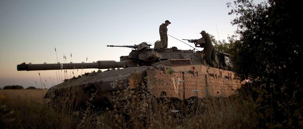 Ein Panzer der israelischen Armee an der Grenze zu Syrien.