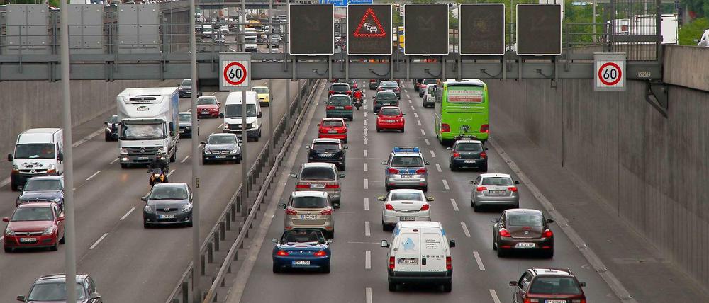 Das Bild kennt jeder Autofahrer. Rote Bremslichter in Reihe auf der Stadtautobahn A100 in Richtung Funkturm.