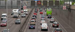 Das Bild kennt jeder Autofahrer. Rote Bremslichter in Reihe auf der Stadtautobahn A100 in Richtung Funkturm.