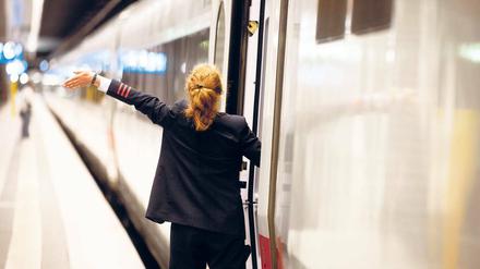 Abfahrbereit. Die GDL will ihre Macht auf die 11700 Zugbegleiter der Bahn ausweiten – die Konkurrenzgewerkschaft EVG hält dagegen. 