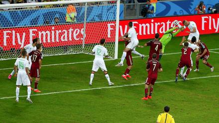 Islam Slimani köpft das 1:1 und Algerien damit ins Achtelfinale.