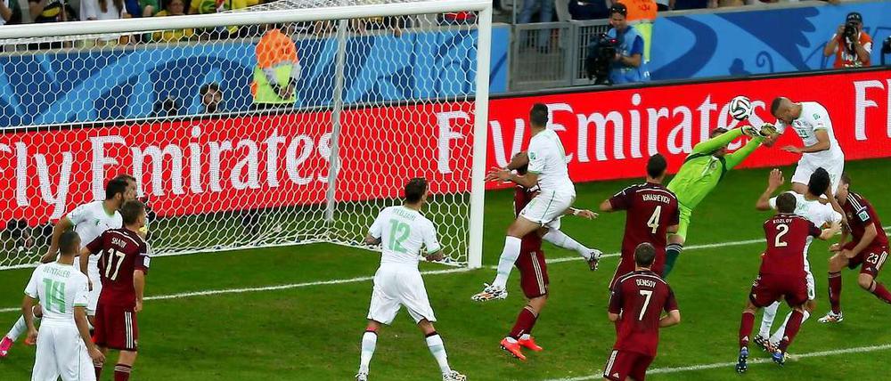 Islam Slimani köpft das 1:1 und Algerien damit ins Achtelfinale.