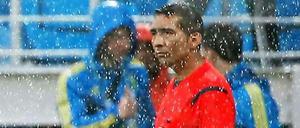 Im Regen den Durchblick verloren? Assistent Humberto Clavito entschied zweimal falsch.