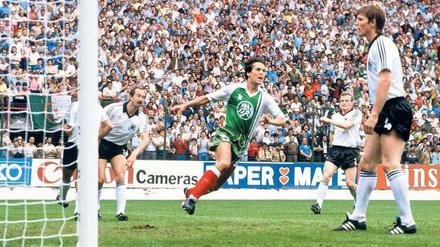 Ich dreh’ ab. Rabah Madjer (Bildmitte) trifft beim 2:1-Sieg der Algerier gegen die Deutschen bei der WM 1982. 