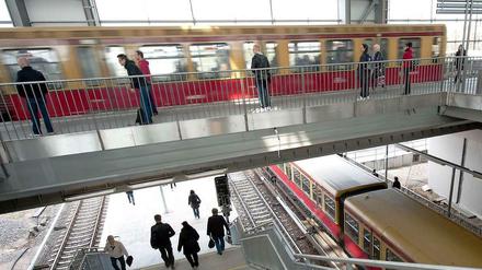 Oben rollt's. Der Bahnhof Ostkreuz ist noch auf Jahre hin eine Baustelle.