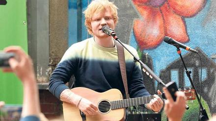 Singt mit mir! Ed Sheeran tritt am John Lennon Gymnasium auf.