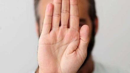 Welches Material bearbeitet diese Hand? 