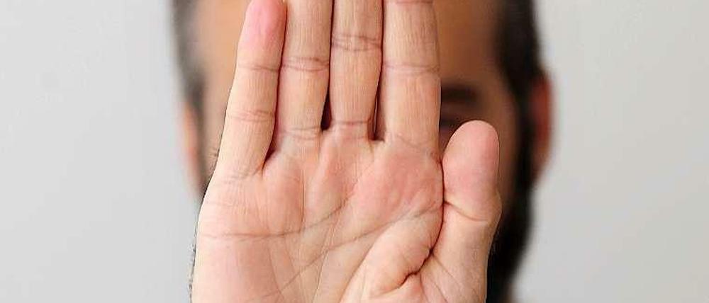 Welches Material bearbeitet diese Hand? 