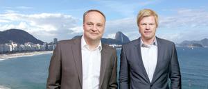 Oliver Welke (links) und Oliver Kahn auf der Dachterrasse an der Copacabana.