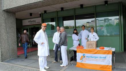 Mit guter Laune für ernste Sache. Am Urban-Klinikum streikten die Ärzte.