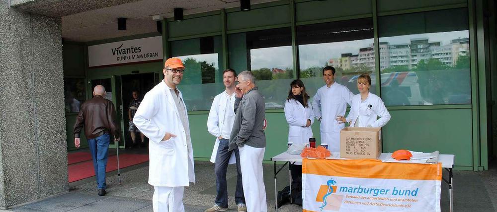 Mit guter Laune für ernste Sache. Am Urban-Klinikum streikten die Ärzte.