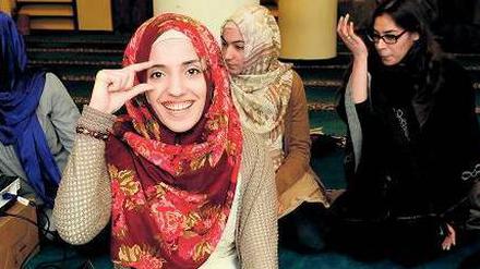 Im Erdgeschoss der Neuköllner Sehitlik-Moschee hält die Berliner Studentin Merve Böyükdipi seit vergangenem Sommer ihre Kurse in Deutscher Gebärdensprache. Außerdem hat sie mitgeholfen, den Atlas zur muslimischen Jugendarbeit in Berlin zu erstellen.