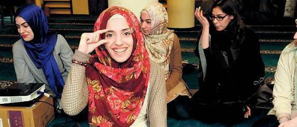 Im Erdgeschoss der Neuköllner Sehitlik-Moschee hält die Berliner Studentin Merve Böyükdipi seit vergangenem Sommer ihre Kurse in Deutscher Gebärdensprache. Außerdem hat sie mitgeholfen, den Atlas zur muslimischen Jugendarbeit in Berlin zu erstellen.