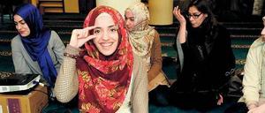Im Erdgeschoss der Neuköllner Sehitlik-Moschee hält die Berliner Studentin Merve Böyükdipi seit vergangenem Sommer ihre Kurse in Deutscher Gebärdensprache. Außerdem hat sie mitgeholfen, den Atlas zur muslimischen Jugendarbeit in Berlin zu erstellen.