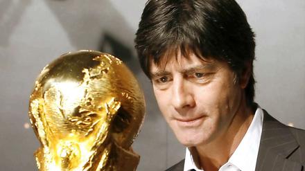 Das Ziel seiner Träume. Joachim Löw und der WM-Pokal.