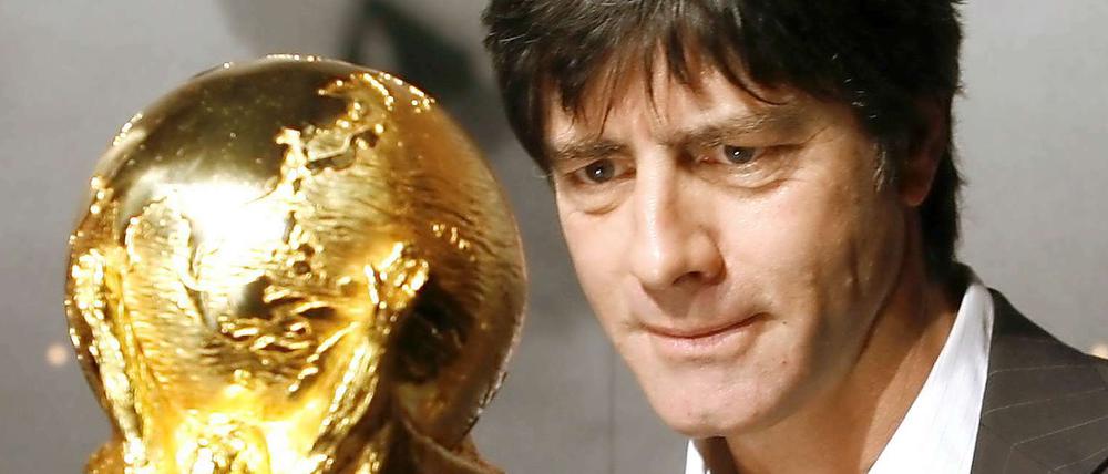 Das Ziel seiner Träume. Joachim Löw und der WM-Pokal.