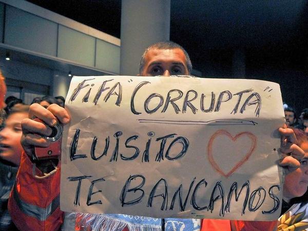 Fußballfan in Montevideo hält Transparent als Unterstützung für Luis Suárez.