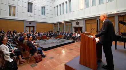 Schwedens Außenminister Carl Bildt hält den Eröffnungsvortrag.