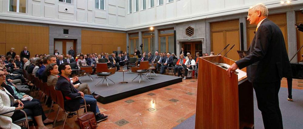 Schwedens Außenminister Carl Bildt hält den Eröffnungsvortrag.