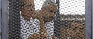 Hinter Gittern: Peter Greste, Fadel Fahmi und Baher Mohammed im Gefängnis in Kairo.