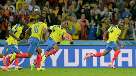 Spiel gedreht. Die Ecuadorianer jubeln mit Doppeltorschütze Enner Valencia (r.). 