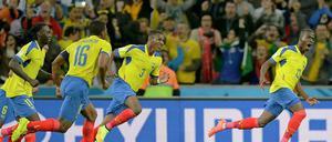 Spiel gedreht. Die Ecuadorianer jubeln mit Doppeltorschütze Enner Valencia (r.). 