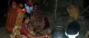 Es werde Licht. Eine beim Teri-Institut entwickelte Solarlampe beleuchtet abends Hütten indischer Familien. Doch zum Kochen verwenden viele noch immer Holzkohle.