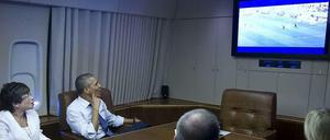 Obama in der Air Force One. Das Spiel USA-Deutschland gefällt ihm offensichtlich.