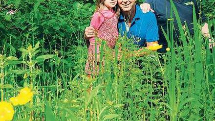 Garten für alle. Bildhauer Blonay Fuchs, seine fünfjährige Tochter Annabelle sowie Mieter und Freund des Hauses Albrecht Broemme sind gerne am Goldfischteich. 