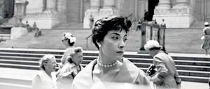 Ein unbeobachteter Moment. Passantin in New York, von Vivian Maier um 1960 fotografiert.