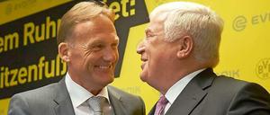 BVB holt sich Millionen. Der Geschäftsführer des Fußball-Bundesligisten Borussia Dortmund, Hans-Joachim Watzke (l), und der Vorstandsvorsitzende des Spezialchemie-Unternehmens Evonik, Klaus Engel, geben sich in Dortmund nach einer gemeinsamen Pressekonferenz im Signal Iduna Park die Hand.