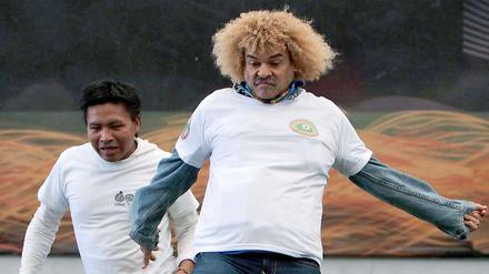 Etwas mehr ist er geworden. Aber immer noch am Ball: der Kolumbianer Carlos Valderrama.