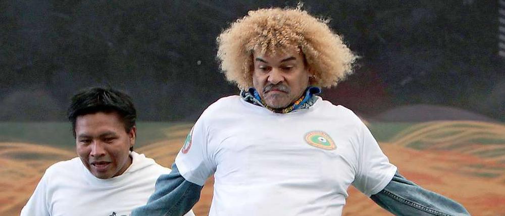Etwas mehr ist er geworden. Aber immer noch am Ball: der Kolumbianer Carlos Valderrama.