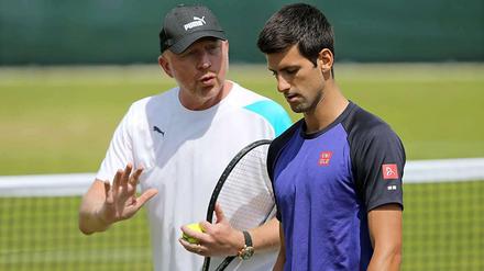 Siehst du, so geht das. Becker mit Djokovic (r.) beim Training in Wimbledon. 