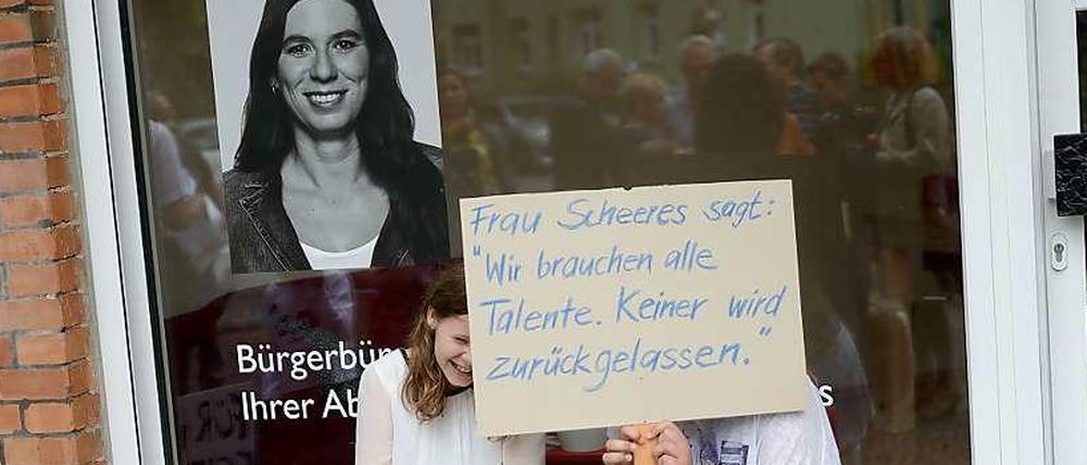 Vor zwei Wochen demonstrierten Eltern und Kinder vor dem Wahlkreisbüro von Sandra Scheeres.