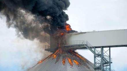Smoke on the Sugar: Die Flammen haben das Dach des Silos durchgebrannt.