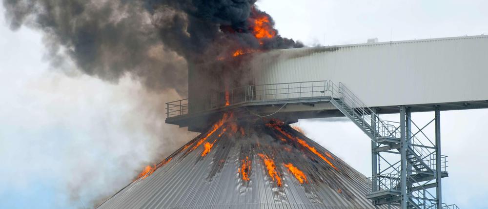 Smoke on the Sugar: Die Flammen haben das Dach des Silos durchgebrannt.