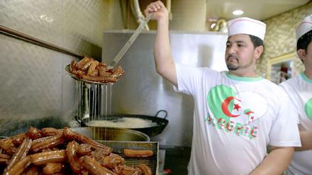 Ramadan ist Naschmonat. Aber erst nach Sonnenuntergang. Tagsüber essen und trinken gläubige Muslime nicht. Auch dieser Konditor und Fußballfan aus Algerien nicht.