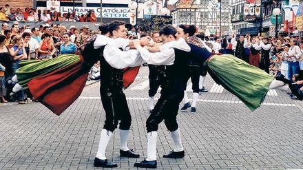 Es darf getanzt werden. In Blumenau werden deutsche Traditionen gepflegt, auch wenn die deutsche Sprache vielen immer mehr Probleme bereitet. 
