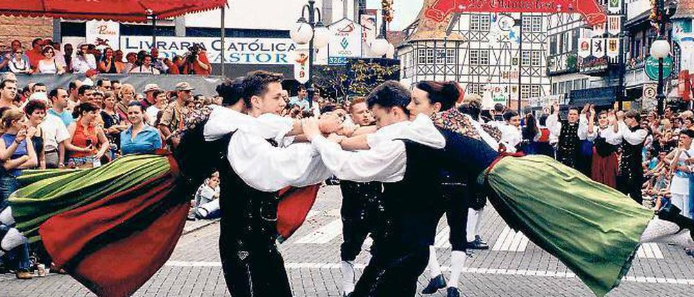 Es darf getanzt werden. In Blumenau werden deutsche Traditionen gepflegt, auch wenn die deutsche Sprache vielen immer mehr Probleme bereitet.