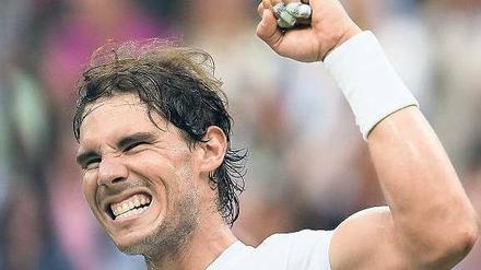 Am Ende Sieger. Rafael Nadal tut sich anfangs schwer, fast wie immer, weil er die Umstellung zum Rasen nicht so schnell hinbekommt. 