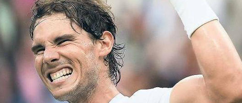 Am Ende Sieger. Rafael Nadal tut sich anfangs schwer, fast wie immer, weil er die Umstellung zum Rasen nicht so schnell hinbekommt.