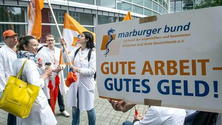 Streikende Ärzte vor der Vivantes-Zentrale in Berlin-Reinickendorf.