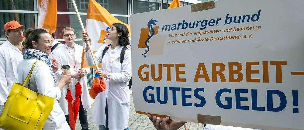 Streikende Ärzte vor der Vivantes-Zentrale in Berlin-Reinickendorf.