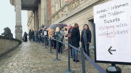 Hintenan. Normalerweise sieht es am Martin-Gropius-Bau und vielen anderen Museen so aus, am heutigen Donnerstag, gegen 18 Uhr, ist das vermutlich ein wenig anders.