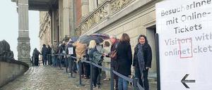 Hintenan. Normalerweise sieht es am Martin-Gropius-Bau und vielen anderen Museen so aus, am heutigen Donnerstag, gegen 18 Uhr, ist das vermutlich ein wenig anders.