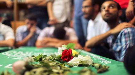 Anhänger des bewaffneten Flügels der Hamas betrauern einen Toten. 