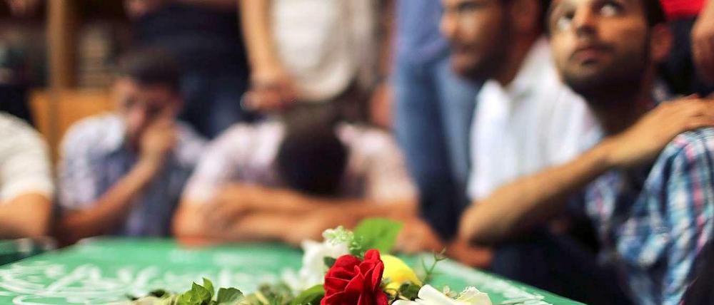 Anhänger des bewaffneten Flügels der Hamas betrauern einen Toten. 