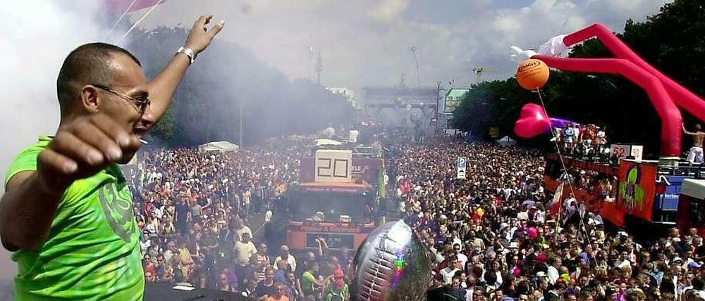 Nur zum Spaß? Die Loveparade begann als Demo, verlor diesen Status aber 2001. Das Bild stammt aus demselben Jahr. 