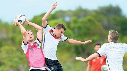 Eiertanz: Ersatzspieler wie Kramer (links) und Großkreutz (Mitte) bekommen gerade nur beim Rugby Spielpraxis.